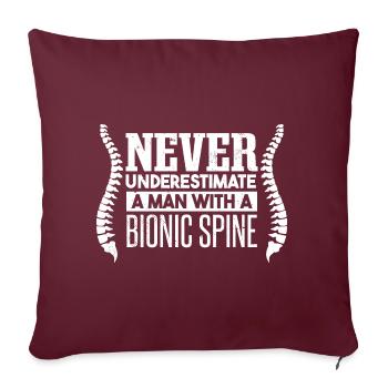 Ne sous-estimez jamais un homme avec une colonne vertébrale bionique - Housse de coussin décorative 45 x 45 cm - bordeaux - Devant