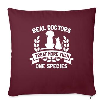 Real Doctors Treat More Than One Species - Sofakissenbezug 45 x 45 cm - Burgunderrot - Vorne