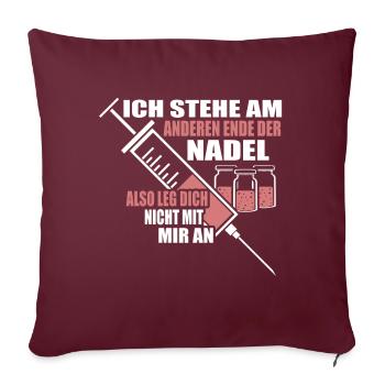 Ich stehe am anderen Ende der Nadel - Sofakissenbezug 45 x 45 cm - Burgunderrot - Vorne