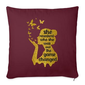 Elle s’est souvenue de qui elle était et le jeu a changé - Housse de coussin décorative 45 x 45 cm - bordeaux - Devant