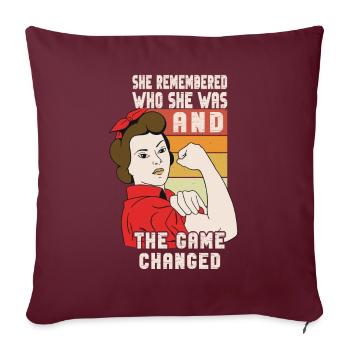 Elle s’est souvenue de qui elle était et le jeu a changé - Housse de coussin décorative 45 x 45 cm - bordeaux - Devant
