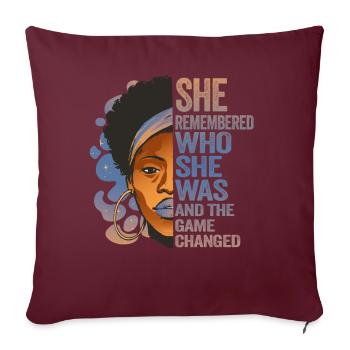Elle s’est souvenue de qui elle était et le jeu a changé - Housse de coussin décorative 45 x 45 cm - bordeaux - Devant