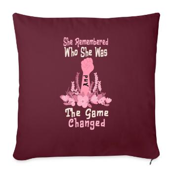 Elle s’est souvenue de qui elle était et le jeu a changé - Housse de coussin décorative 45 x 45 cm - bordeaux - Devant
