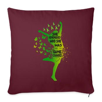 Elle s’est souvenue de qui elle était et le jeu a changé - Housse de coussin décorative 45 x 45 cm - bordeaux - Devant