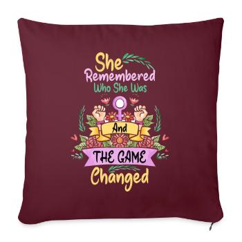 Elle s’est souvenue de qui elle était et le jeu a changé - Housse de coussin décorative 45 x 45 cm - bordeaux - Devant