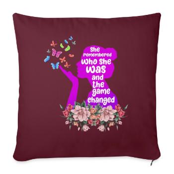 Elle s’est souvenue de qui elle était et le jeu a changé - Housse de coussin décorative 45 x 45 cm - bordeaux - Devant