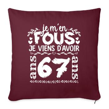 Anniversaire 67 ans | Je m'en fous j'ai 67 ans - Housse de coussin décorative 45 x 45 cm - bordeaux - Devant