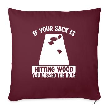 Le joueur de Cornhole Sack frappant du bois a raté le trou - Housse de coussin décorative 45 x 45 cm - bordeaux - Devant