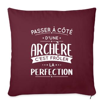 Archère - Frôler la perfection - Housse de coussin décorative 45 x 45 cm - bordeaux - Devant