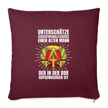 DDR Tshirt Men Ne jamais sous-estimer un vieil homme - Housse de coussin décorative 45 x 45 cm - bordeaux - Devant