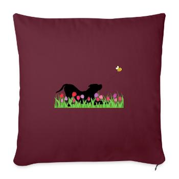 Design de printemps - chien de jeu, prairie, abeille - Housse de coussin décorative 45 x 45 cm - bordeaux - Devant