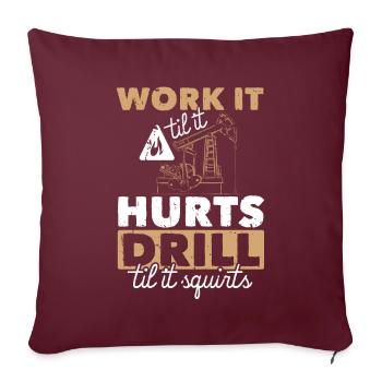Work Til Hurts Drill Til Squirts Öl Platform - Sofakissenbezug 45 x 45 cm - Burgunderrot - Vorne