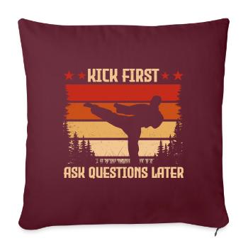 Kick d’abord, poser des questions ensuite - Housse de coussin décorative 45 x 45 cm - bordeaux - Devant