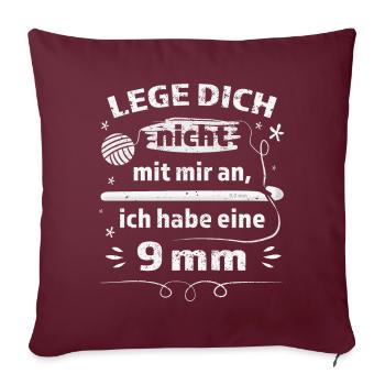 Lege dich nicht mit mir an, lustiges Häkelmotiv - Sofakissenbezug 45 x 45 cm - Burgunderrot - Vorne
