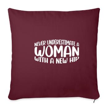 Ne sous-estimez jamais une femme avec une nouvelle hanche 11 - Housse de coussin décorative 45 x 45 cm - bordeaux - Devant