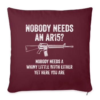 Niemand braucht ein AR15 Sturmgewehr Awareness Geschenk - Sofakissenbezug 45 x 45 cm - Burgunderrot - Vorne