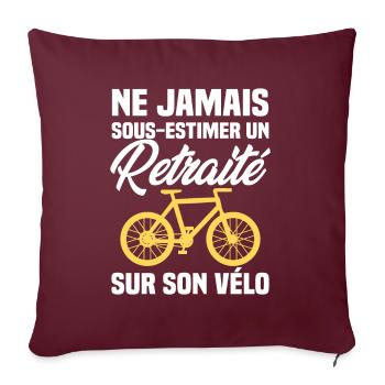 Ne jamais sous estimer un retraité sur son vélo - Housse de coussin décorative 45 x 45 cm - bordeaux - Devant