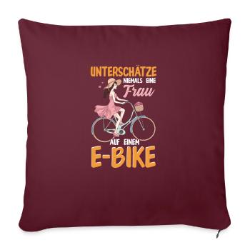 Unterschätze niemals eine Frau auf einem E-Bike - Sofakissenbezug 45 x 45 cm - Burgunderrot - Vorne