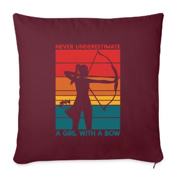 Ne sous-estimez jamais une fille avec un arc de tir à l’arc - Housse de coussin décorative 45 x 45 cm - bordeaux - Devant