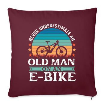 Ne sous-estimez jamais un vieil homme sur un EBike - Housse de coussin décorative 45 x 45 cm - bordeaux - Devant