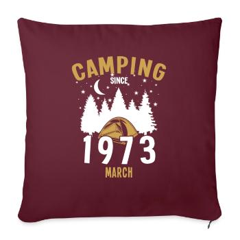 Anniversaire: Camping depuis mars 1973 Camping - Housse de coussin décorative 45 x 45 cm - bordeaux - Devant