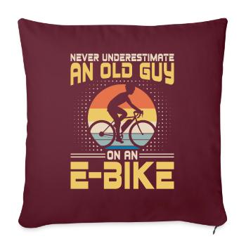 Vieil homme à vélo sur un vélo électrique - Housse de coussin décorative 45 x 45 cm - bordeaux - Devant