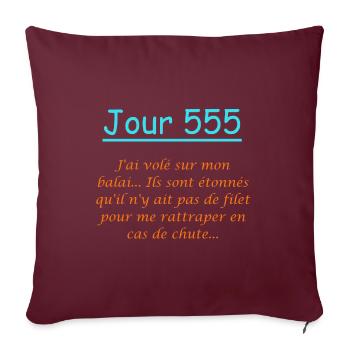 Tag 555 – Magischer Flug ohne Netz - Sofakissenbezug 45 x 45 cm - Burgunderrot - Vorne