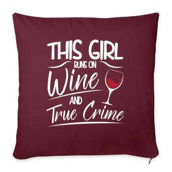 Cette fille court sur le vin et le vrai crime Dicton drôle - Housse de coussin décorative 45 x 45 cm - bordeaux - Devant