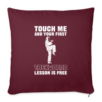 Touch Me And Your First Taekwondo Lesson Is Free - Sofakissenbezug 45 x 45 cm - Burgunderrot - Vorne