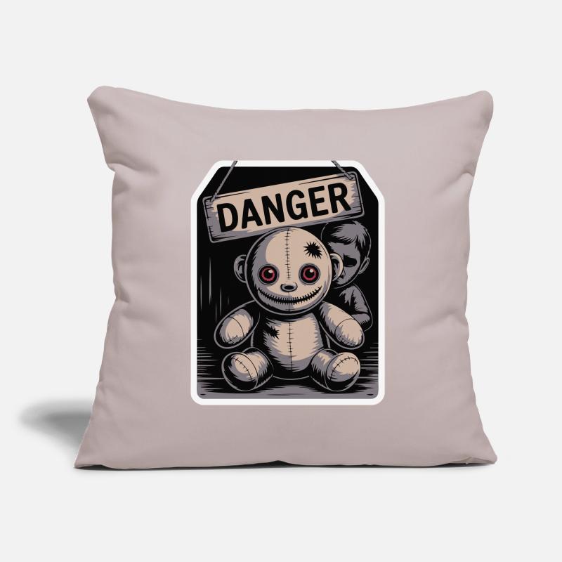 Poupée étrange avec un panneau de danger Housse de coussin décorative 45 x 45 cm