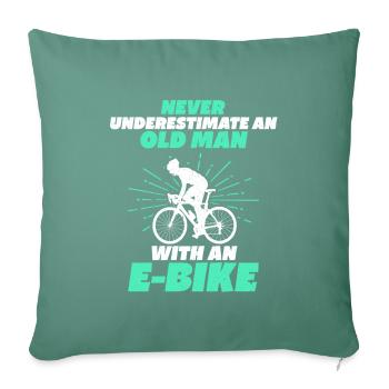 Ne sous-estimez jamais un homme avec un vélo électrique - Housse de coussin décorative 45 x 45 cm - vert sapin - Devant