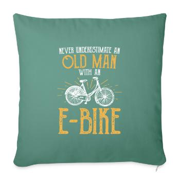 Ne sous-estimez jamais un homme avec un vélo électrique - Housse de coussin décorative 45 x 45 cm - vert sapin - Devant