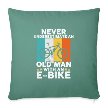 Ne sous-estimez jamais un homme avec un vélo électrique - Housse de coussin décorative 45 x 45 cm - vert sapin - Devant