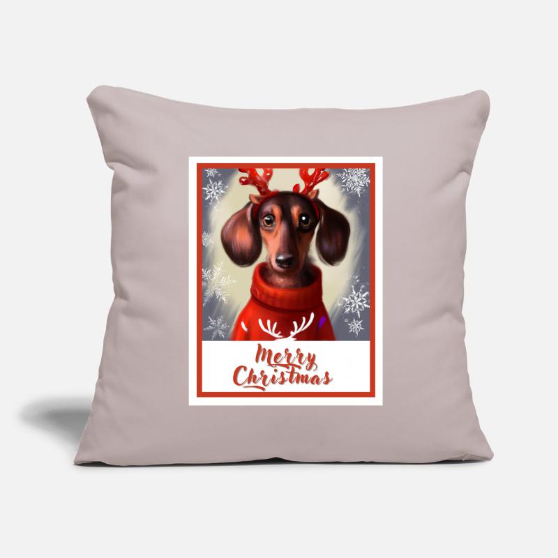 Doux chien heureux teckel dans un pull de Noël. Housse de coussin décorative 45 x 45 cm
