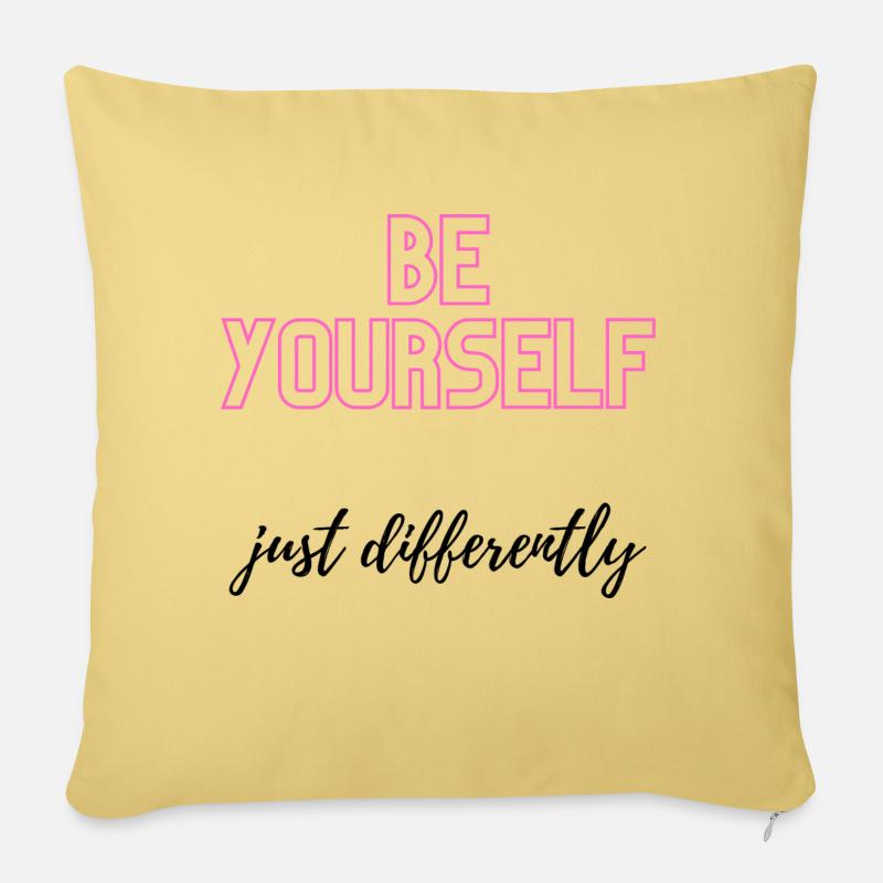 Soyez vous-même, mais différemment - Housse de coussin décorative 45 x 45 cm - jaune délavé