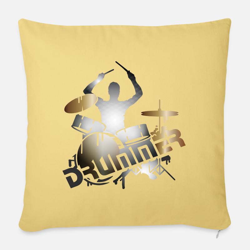 Schlagzeuger sitzt am Schlagzeug mit Typografie - Sofakissenbezug 45 x 45 cm - Hellgelb