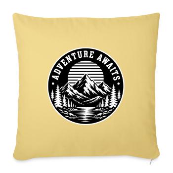 Adventure Awaits – Art de voyage vintage avec emblème de montagne - Housse de coussin décorative 45 x 45 cm - jaune délavé - Devant