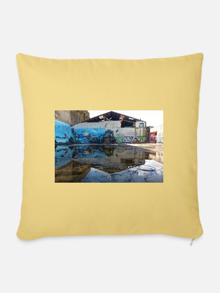 Urbane Reflexionen – Blaues Graffiti - Sofakissenbezug 45 x 45 cm - Hellgelb
