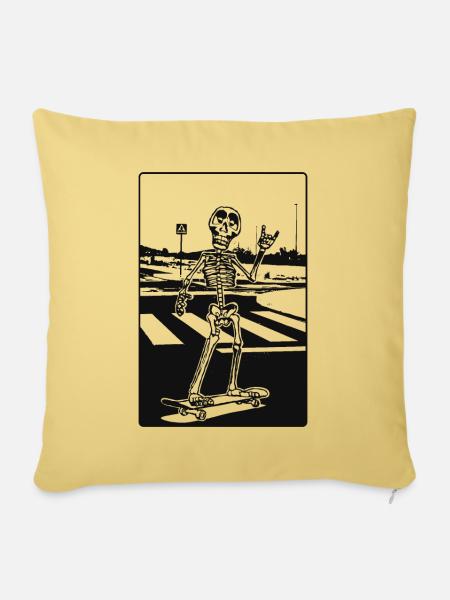 Un squelette avec skateboard traverse une route de campagne. - Housse de coussin décorative 45 x 45 cm - jaune délavé
