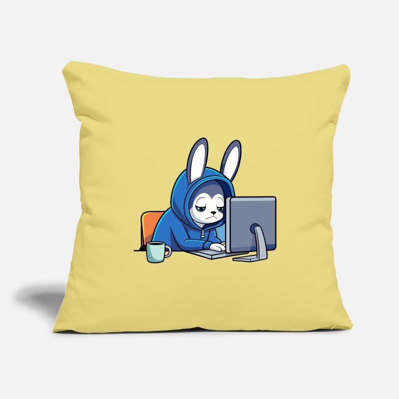 Un lapin hacker mignon dort dans un sweat à capuche devant le PC Housse de coussin décorative 45 x 45 cm