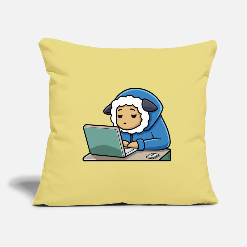 Un mignon mouton hacker dort dans un sweat à capuche devant le PC Housse de coussin décorative 45 x 45 cm