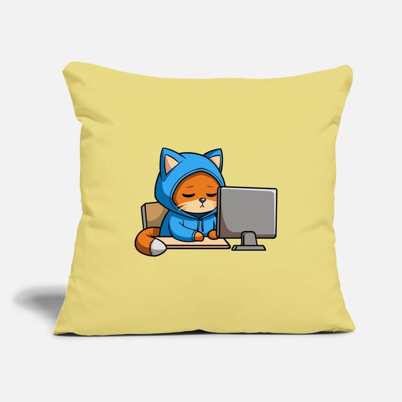 Un chat hacker mignon dort dans un sweat à capuche devant le PC Housse de coussin décorative 45 x 45 cm