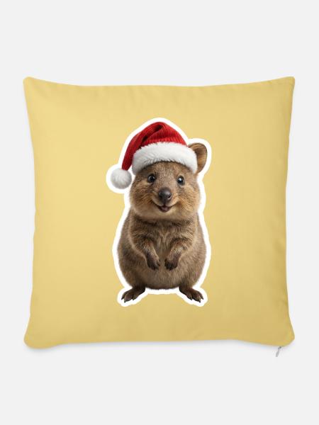 Laechelndes Quokka mit Weihnachtsmuetze - Sofakissenbezug 45 x 45 cm - Hellgelb
