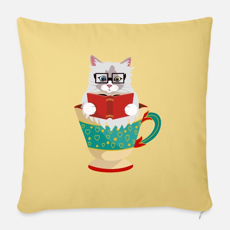 Niedliche Ragdoll-Katze, die ein Buch in einer Kaffeetasse liest - Sofakissenbezug 45 x 45 cm - Hellgelb