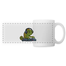 Maquette de Mug panoramique contrasté et blanc « T-shirt Caméléon DJ Mascotte Cartoon » à imprimer et personnaliser