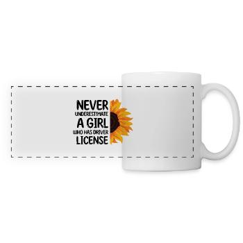Ne sous-estimez jamais une fille qui a le permis de conduire - Mug panoramique contrasté et blanc - blanc - Devant