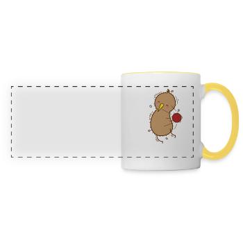 Un oiseau kiwi joue au ballon-chasseur avec des kiwis - Mug panoramique contrasté et blanc - blanc/jaune - Devant