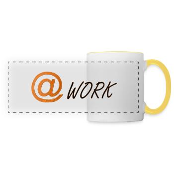 at-Symbol und das Wort work - Panoramatasse - Weiß/Gelb - Vorne