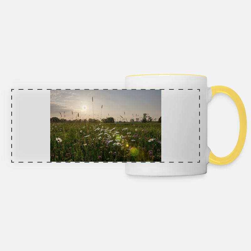 Sonnenlicht über der Abendlandschaft - Panoramatasse - Weiß/Gelb