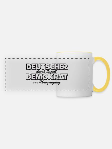 Deutscher durch Zufall, Demokrat aus Überzeugung - Panoramatasse - Weiß/Gelb